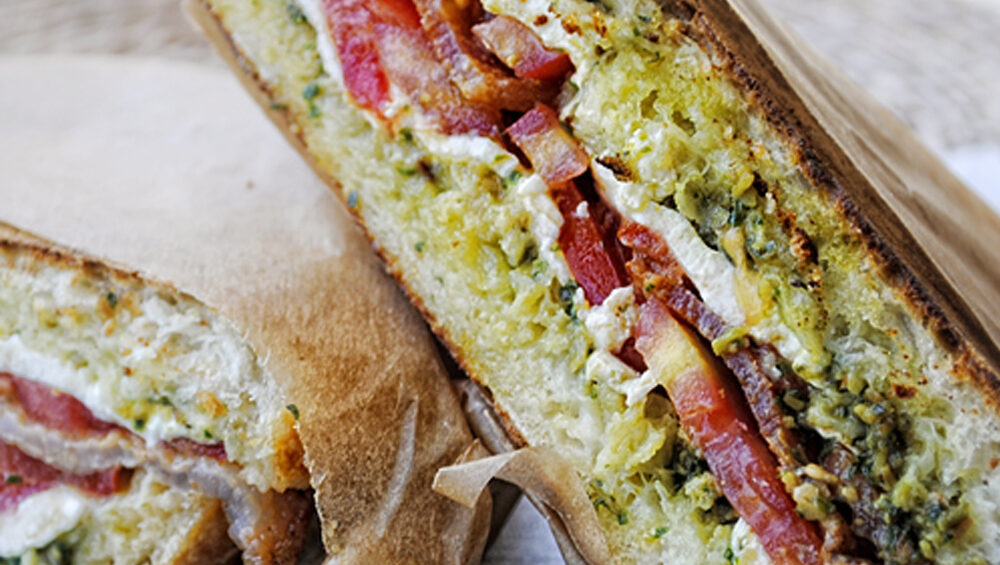 sandwich pesto y tocino