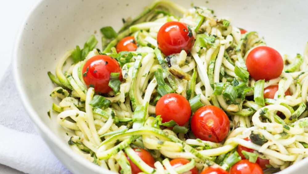 Spaghetti de zucchini al pesto y cherry