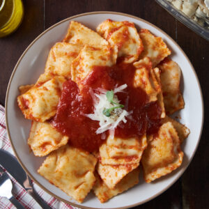Dúo Ravioles y Salsa de Tomate