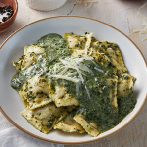 Dúo Ravioles de Ricotta con Espinaca y Salsa de Pesto