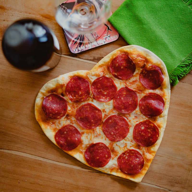 Pizza Pepperoni masa delgada forma de corazón